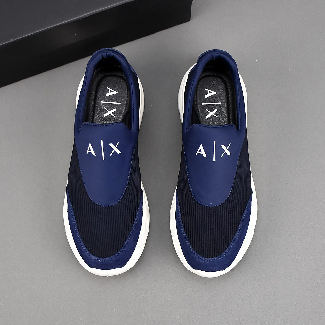 PP420🍒🍒🍒Armani's new 🆕low-top casual sneakers are made of breathable mesh and have brand signature details on the shoe collar to enhance style. Fashionable and versatile, it can complement any look. With a sophisticated design that is both dynamic and modern, this new must-have shoe adds a new dimension to Dior's legacy, displaying modern elegance. Men's shoes 38-44 45🉑️customized